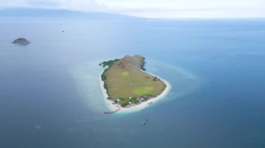 Beyaz kum ve turkuaz kristal berrak su ile Endonezya, Sumbawa 'daki tropik cennet adasının havadan görünüşü. yaz