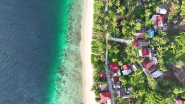 Güzel tropikal sahil ve denizin hava manzarası