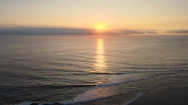 Denizin üzerinde gün batımı