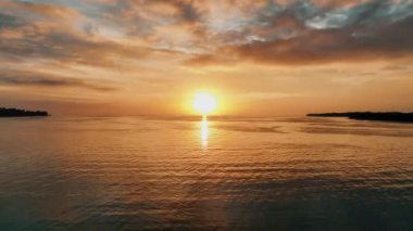 Deniz yüzeyindeki güzel günbatımının hava manzarası. Harika bir dalga. Gün batımı.