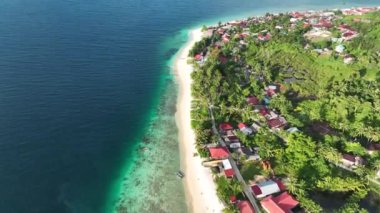 Adanın havadan manzarası, Tua Pejat köyü çevresindeki balıkçı köyü, Mentawai Adası, Batı Sumatra, Endonezya.