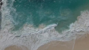 Dalgalar sahile çarpıyor.