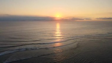 Denizin üzerinde güzel bir gün batımı