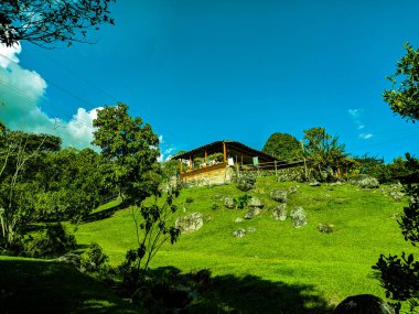 Dağın tepesinden bir ev manzarası