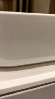 Venedik Alçılı, Beton Duvarlı ve Modern Işıklı Çağdaş Oturma Odası