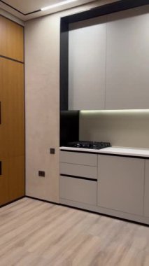 Venedik Alçılı, Beton Duvarlı ve Modern Işıklı Çağdaş Oturma Odası