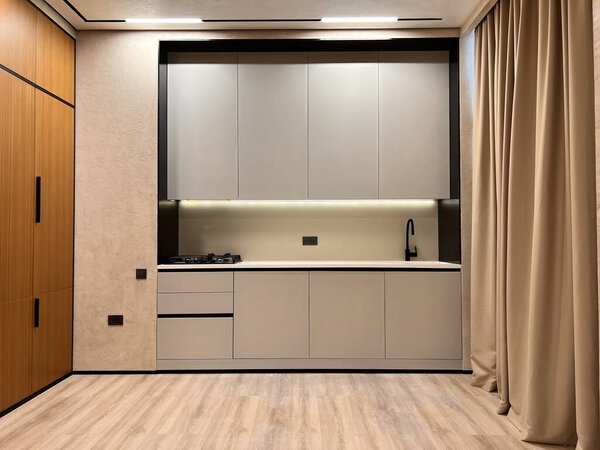 Современный минималистский интерьер кухни с деревянными и нейтральными элементами