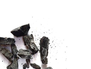 Beyaz arka planda izole edilmiş doğal ahşap kömür, siyah kömür dokusu, barbekü kömürü. Tasarım elementleri için mükemmel, metin veya ticari kullanım alanları için de. Sanat tasarımı için model şablonu.