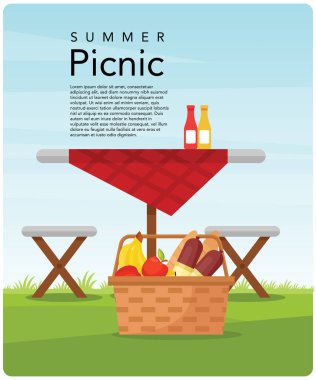 Yaz pikniği ve meyveli piknik sepeti.