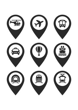 Taşıma simgesi olan harita noktaları. Araba kirası ya da taksi, otobüs durağı, havaalanı ve liman beyaz arka planda izole edilmiş tabelalar. Vektör illüstrasyonu