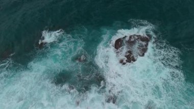 Tayvan kıyılarının güzelliğinin hava fotoğrafçılığı: muhteşem manzaranın panoramik bir görüntüsü