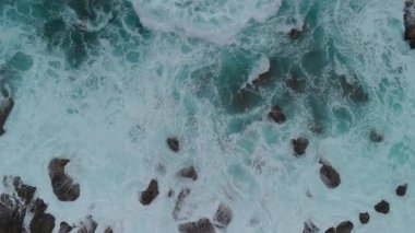 Tayvan kıyılarının güzelliğinin hava fotoğrafçılığı: muhteşem manzaranın panoramik bir görüntüsü