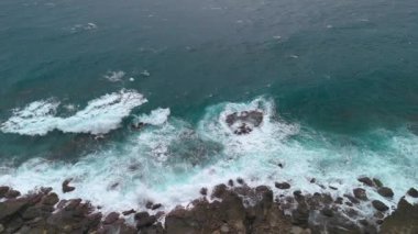 Tayvan kıyılarının güzelliğinin hava fotoğrafçılığı: muhteşem manzaranın panoramik bir görüntüsü