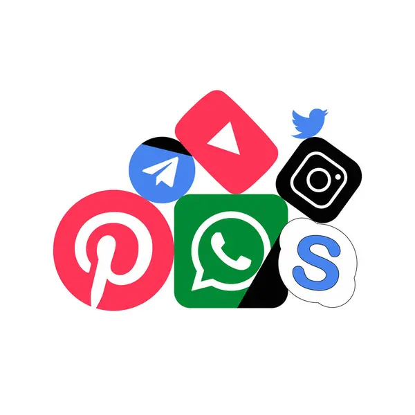 Pinterest, WhatsApp ve Twitter gibi popüler sosyal medya simgelerinin, beyaz arka planda izole edilmiş dijital iletişim ve sosyal ağları sembolize eden bir düzenlemesi.