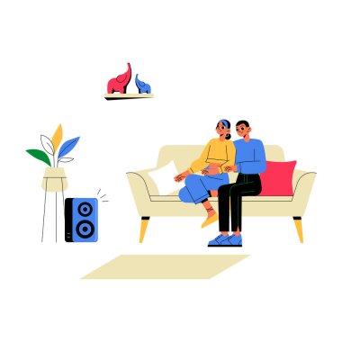 Bir çift, rahat bir oturma odasındaki kanepede oturup hoparlörden müzik dinlemenin keyfini çıkarıyor. Dekoratif bitkiler ve biblolar sahneyi büyütüyor.