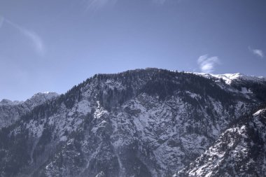 Evergreen Ağaçlı Karlı Dağ Sırtı Gün Işıklı ve Pakistan Kalam 'da Açık Mavi Gökyüzü