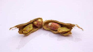 Çürük yer fıstığı, yer fıstığı, yer fıstığı, kabuklu, beyaz arka planda izole edilmiş, yakın plan.