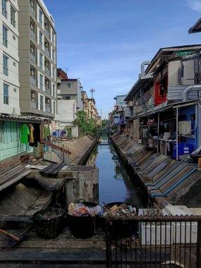 Küçük kanal ticari binanın arkasında.