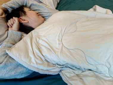 Yatağında uyuyan kadın
