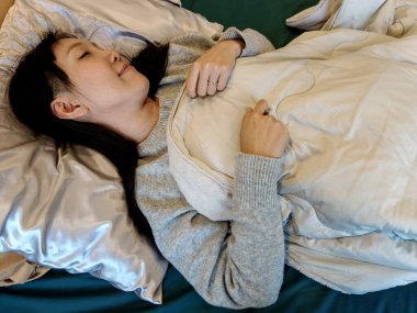 Yatağında uyuyan kadın