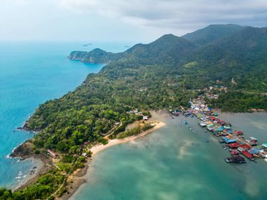 Bang Bao Rıhtımı ve Koh Chang, Trat, Tayland 'daki deniz feneri manzarası.