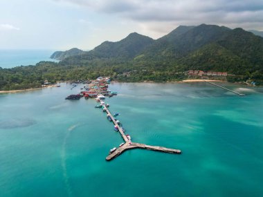 Bang Bao Rıhtımı ve Koh Chang, Trat, Tayland 'daki deniz feneri manzarası.