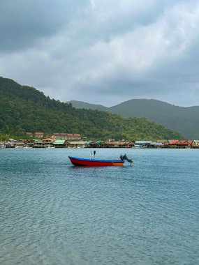Bang Bao plajı ve tepe manzarası Koh Chang, Trat, Tayland