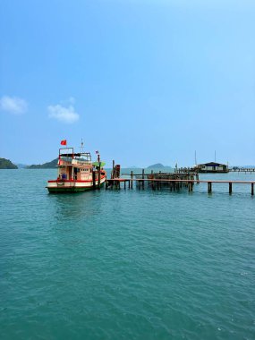 Salak Phet Körfezi 'ndeki balıkçı köyü, Koh Chang Adası, Tayland