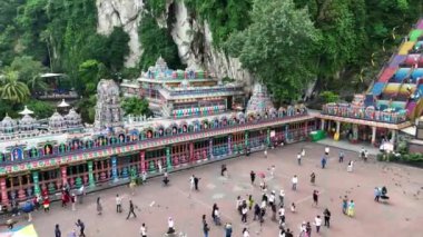 Kuala Lumpur, Malezya - 05.23.2024: Batu Mağaraları 'nda renkli tanrı heykelleri olan Hint tapınağı. Dini mekan ve popüler turistik mekan.