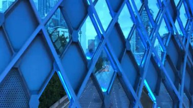 Saloma Köprüsü 'nden Kuala Lumpur' un şehir manzarasına gün batımında cam üzerinden ters manzara, Malezya.