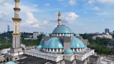 Kuala Lumpur, Malezya - 05.19.2024: Federal toprak camii (Masjid Wilayah Persekutuan) kubbeleri kapalı hava manzaralı. Ünlü dini ve turistik mekan.