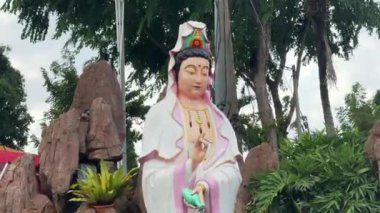 Guanyin Tanrıça heykeli, Bodhisattva Kuala Lumpur, Malezya 'daki Thean Hou Çin Tapınağı' nın avlusuna yerleştirildi..