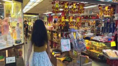 Kuala lumpur, Malezya - 05.18.2024: Avrupalı ve Hintli turistler Thean Hou Çin Tapınağı altındaki hediyelik eşya dükkanlarından hediye seçiyorlar.