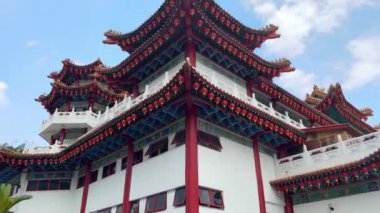 Kuala lumpur, Malezya 'daki Thean Hou Tapınağı. Geleneksel Çin çatıları kırmızı fenerlerle süslenmiş. Güneydoğu Asya 'nın dini mimarisi ve turizm simgesi.