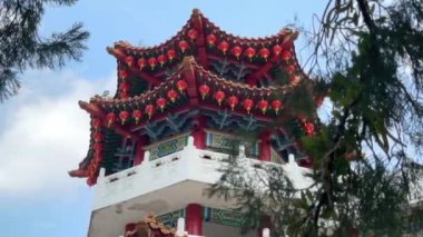 Kuala lumpur, Malezya 'daki Thean Hou Tapınağı. Geleneksel Çin çatıları kırmızı fenerlerle süslenmiş. Güneydoğu Asya 'nın dini mimarisi ve turizm simgesi.