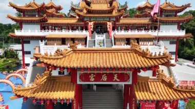 Kuala lumpur, Malezya - 05.18.2024: Thean Hou Çin Tapınağının havadan görünüşü. Güneydoğu Asya 'nın dini mimarisi ve turizm simgesi.