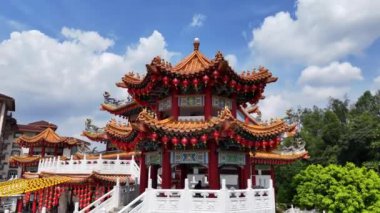 Kuala lumpur, Malezya 'daki Thean Hou Tapınağı' nın havadan görünüşü. Geleneksel Çin çatılı ve fenerli köşedeki pagoda 'ya yakın çekim. Güneydoğu Asya 'nın dini mimarisi.