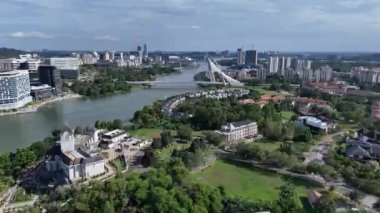 Putrajaya, Kuala Lumpur, Malezya 'nın havadan görünüşü. Modern binaları, yemyeşil bahçeleri, gölü ve köprüsü olan şehir. Çağdaş mimarisi ve yeşil alanları olan ünlü turistik cazibe.