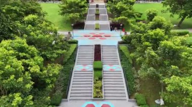 Putrajaya halk parkının (Taman Putra Perdana) yeşil peyzaj tasarımı, uzun merdivenler ve modern anıtla hava manzarası. Kuala Lumpur, Malezya yakınlarındaki popüler turizm merkezi.