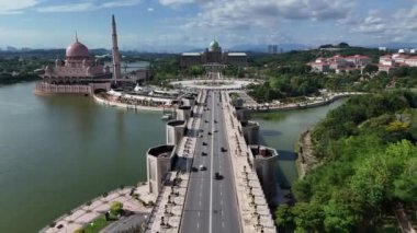 Putra Köprüsü, Meydanı, Pembe Cami ve Başbakanlık ile Putrajaya şehir manzarası. Kuala Lumpur, Malezya yakınlarındaki popüler turizm merkezi.