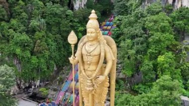 Batu Mağaraları - Kuala Lumpur yakınlarındaki Hint tapınağı, Malezya dini simgesi. Arka planda renkli merdivenleri olan Lord Murugan 'ın altın heykeli..