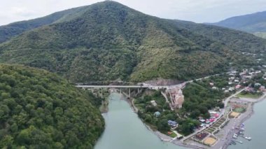 Kafkasya Dağları 'ndaki Gürcistan Askeri Yolu' nda yüksek bir köprü. Ananuri Kalesi - Gürcistan 'da Zhinvali Barajı' nın yanındaki Aragvi Nehri 'ndeki kale kompleksi.