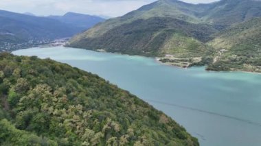 Gürcistan Askeri Yolu 'nun yanındaki Kafkasya Dağları' ndaki Aragvi Nehri üzerindeki Zhinvali hidroelektrik barajının hava manzarası.