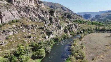 Gürcistan 'daki Vardzia mağarası manastırının yanındaki Kura Nehri Vadisi ve Erusheti kayalık dağının hava manzarası.