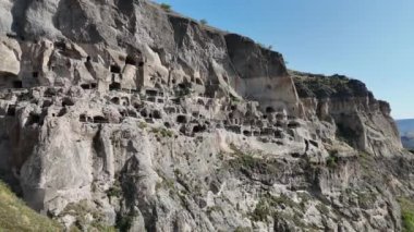 Gürcistan 'daki Kura Nehri kıyısındaki Vardzia mağara manastırının hava manzarası, Erusheti kayalık dağına oyulmuş antik şehir kompleksi. UNESCO Dünya Mirası Geçici Listesi.