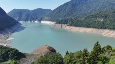 Gürcistan 'ın Svaneti bölgesindeki Inguri nehri üzerindeki Jvari rezervuarının havadan görüntüsü. Kafkasya Dağları 'nda turkuaz gölü olan güzel yeşil manzara.