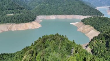 Gürcistan 'ın Svaneti bölgesindeki Inguri nehri üzerindeki Jvari rezervuarının havadan görüntüsü. Kafkasya Dağları 'nda turkuaz gölü olan güzel yeşil manzara.