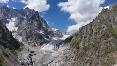 Gürcistan 'ın Svaneti bölgesinde Mestia yakınlarındaki Chalaadi Buzulu' na giden kayalık yamaçların hava manzarası. Görkemli Kafkas Dağları 'nın keskin zirveleri.