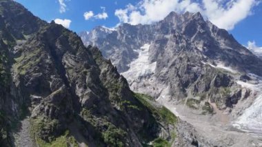 Gürcistan 'ın Svaneti bölgesinde Mestia yakınlarındaki Chalaadi Buzulu' na giden kayalık yamaçların hava manzarası. Görkemli Kafkas Dağları 'nın keskin zirveleri.