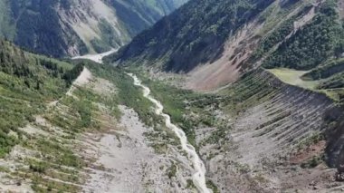 Gürcistan 'ın Svaneti bölgesinde Mestia kasabası yakınlarındaki Kafkasya Dağları' ndaki Chalaadi Buzulu 'ndan doğan Mestiachala nehrinin havadan görünüşü.